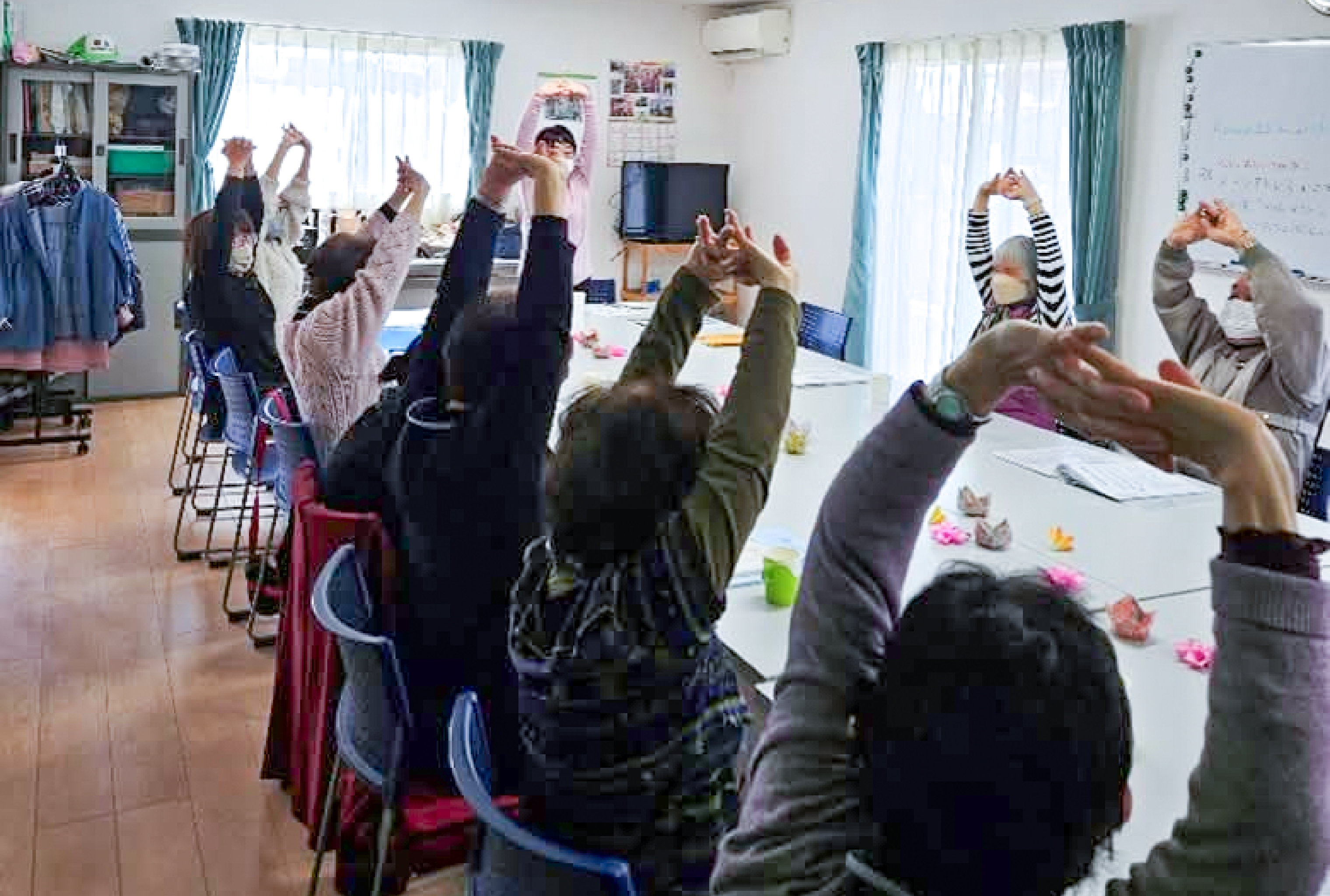 地域のサロンで高齢者や住民が集まって交流している様子