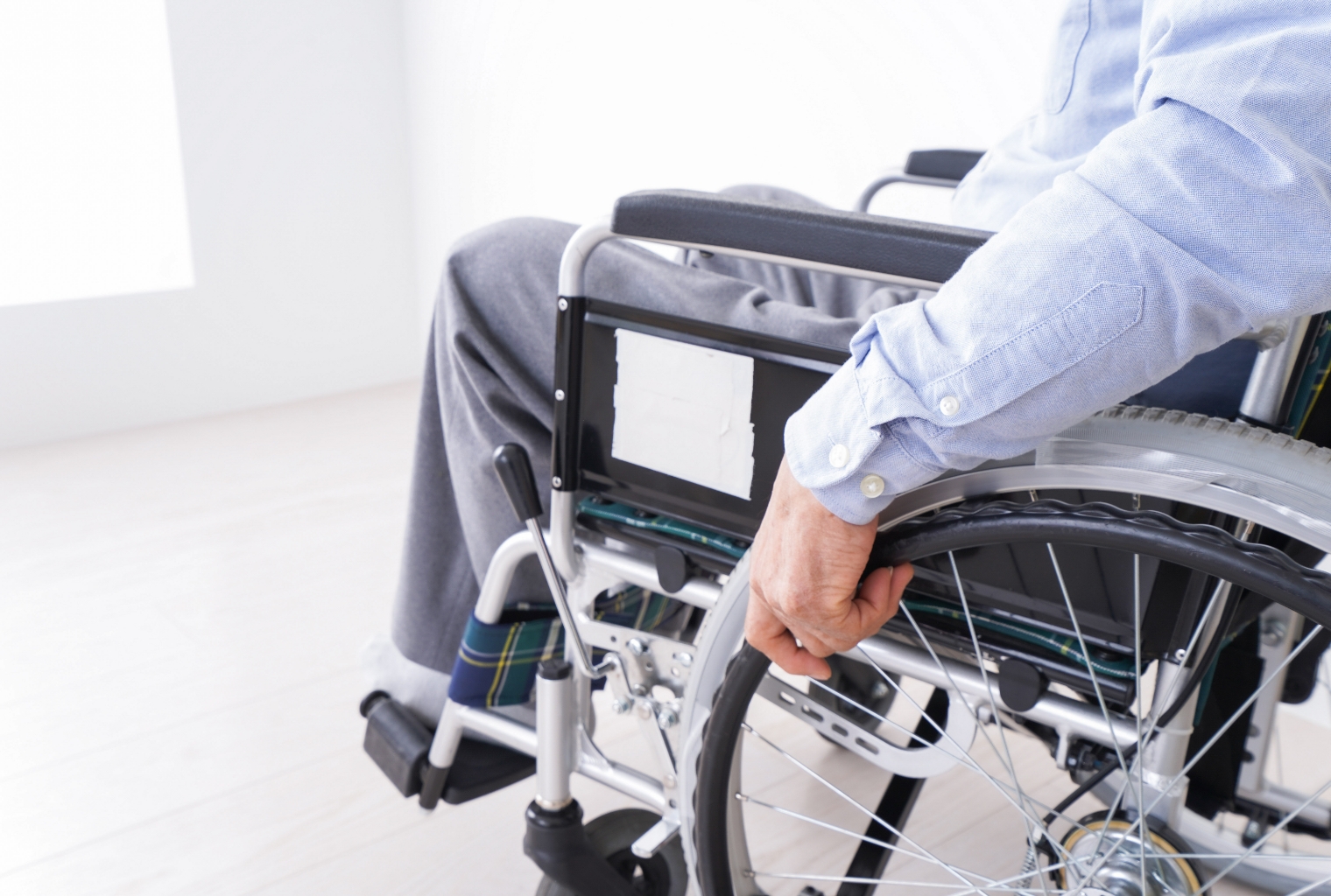 車椅子の貸し出しサービスを利用している様子