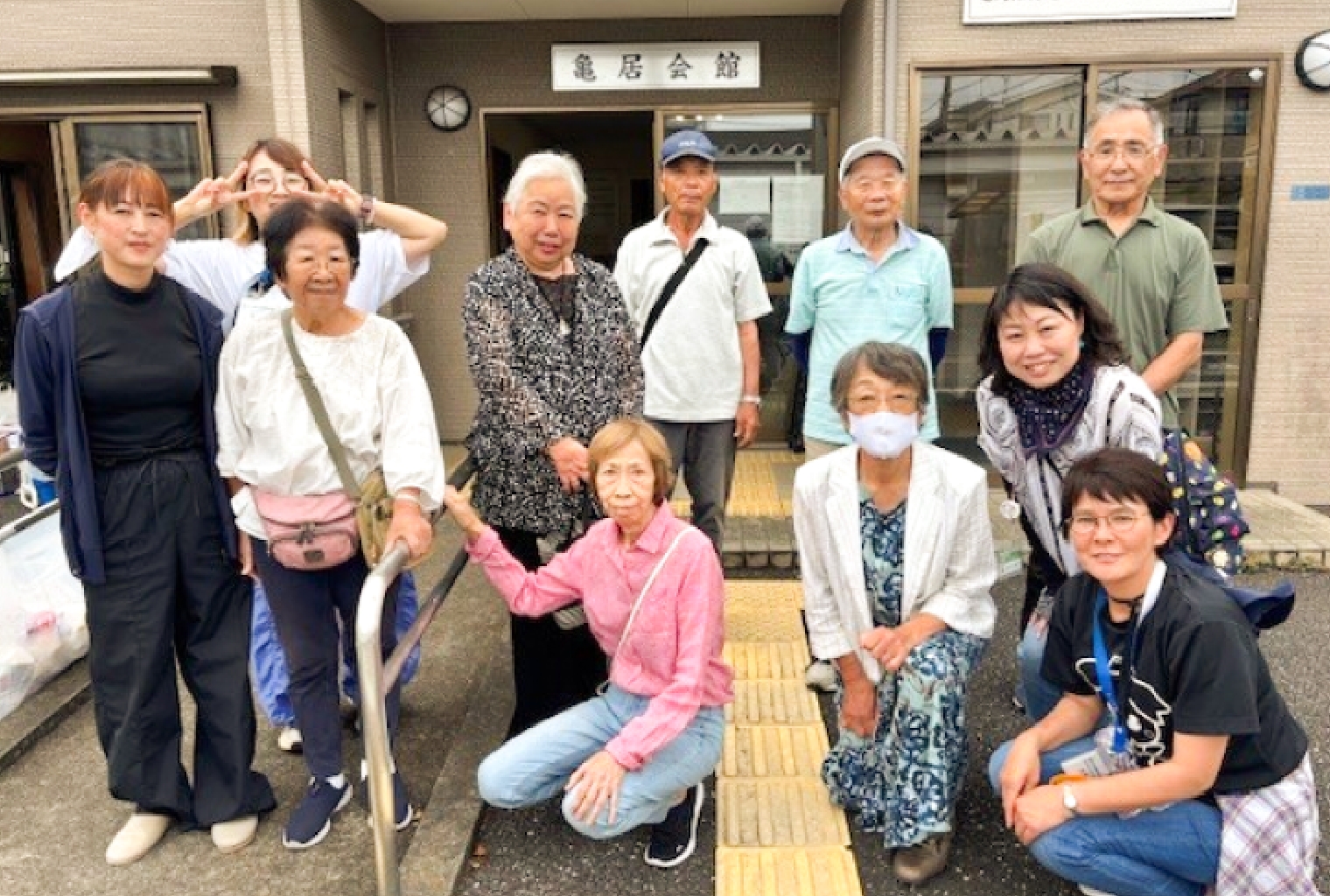 町会・自治会の住民が集まって地域活動をしている様子
