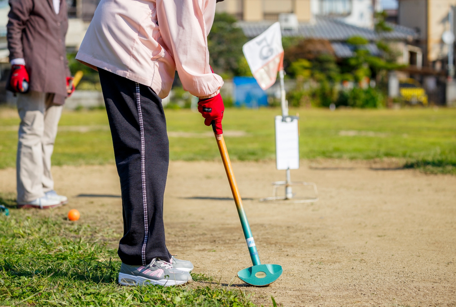 いきいきクラブの会員がグラウンドゴルフや演芸などを楽しんでいる様子