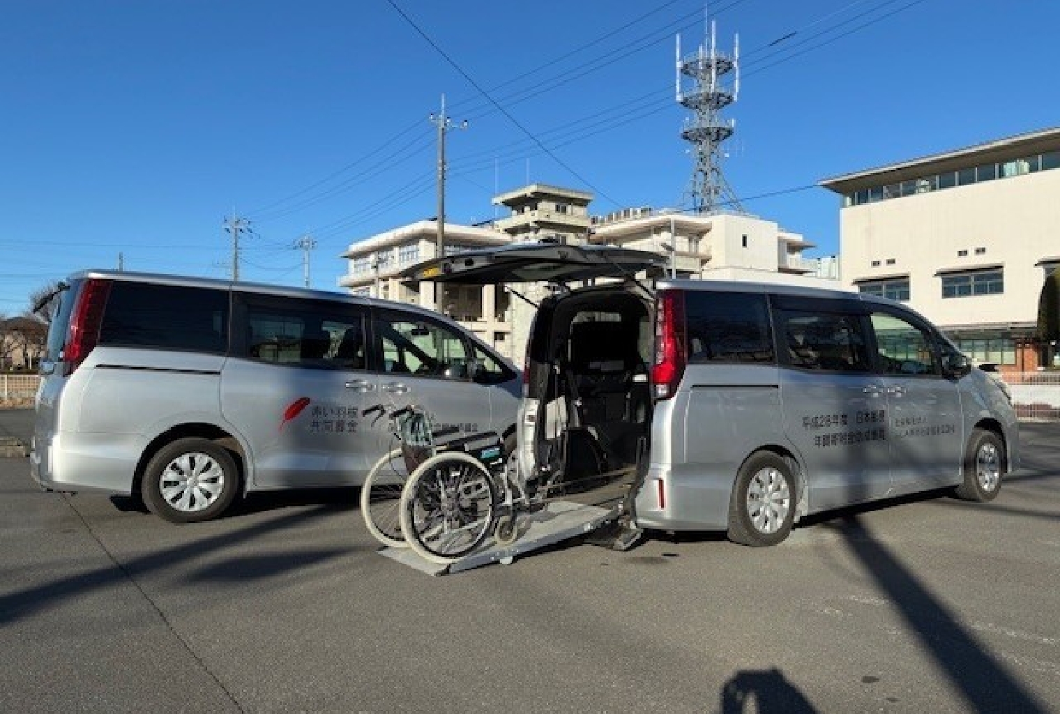 福祉車両に乗り込む車椅子利用者と支援スタッフの様子