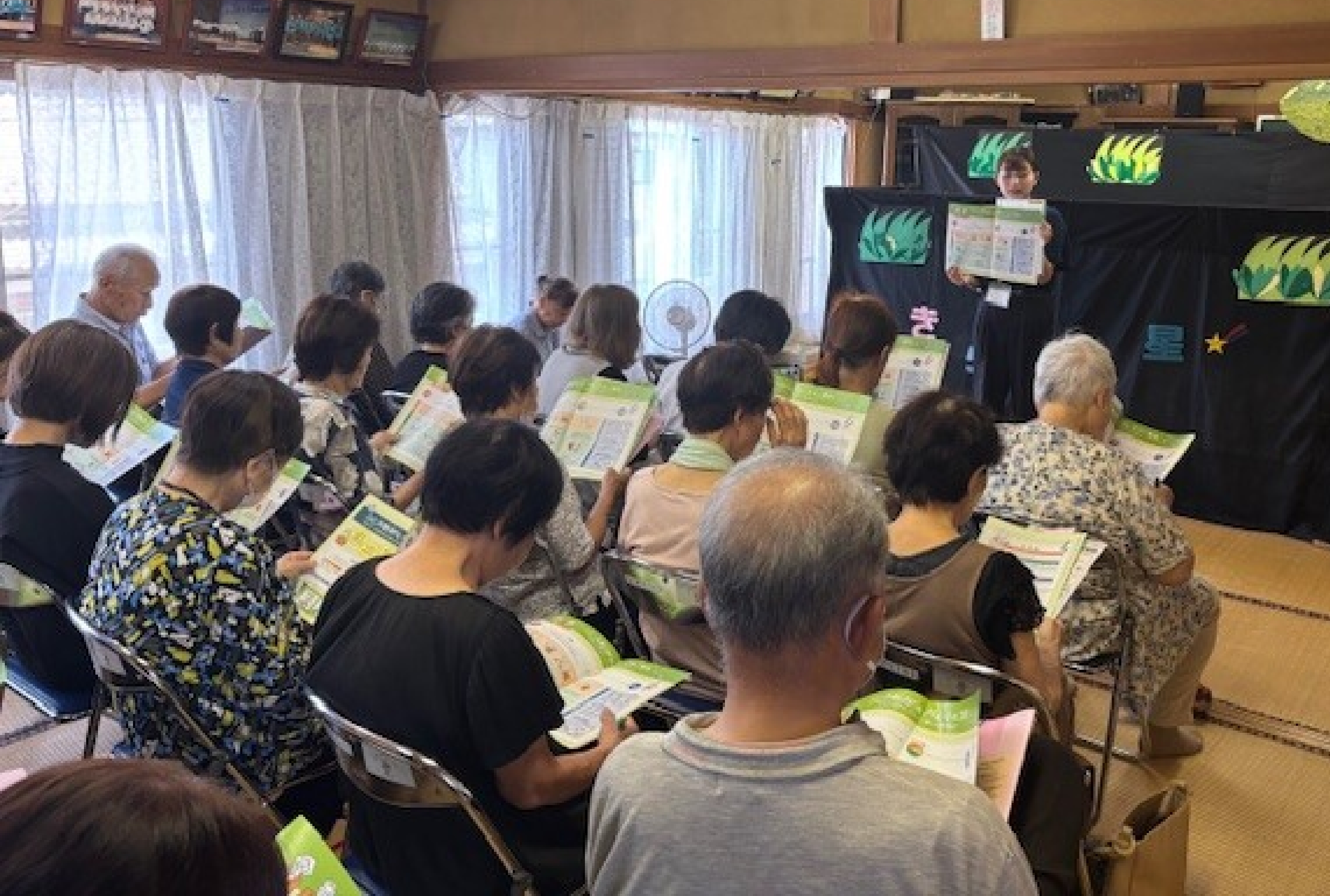 ふじみ野市社協のスタッフが市の担当者と打ち合わせをしている様子