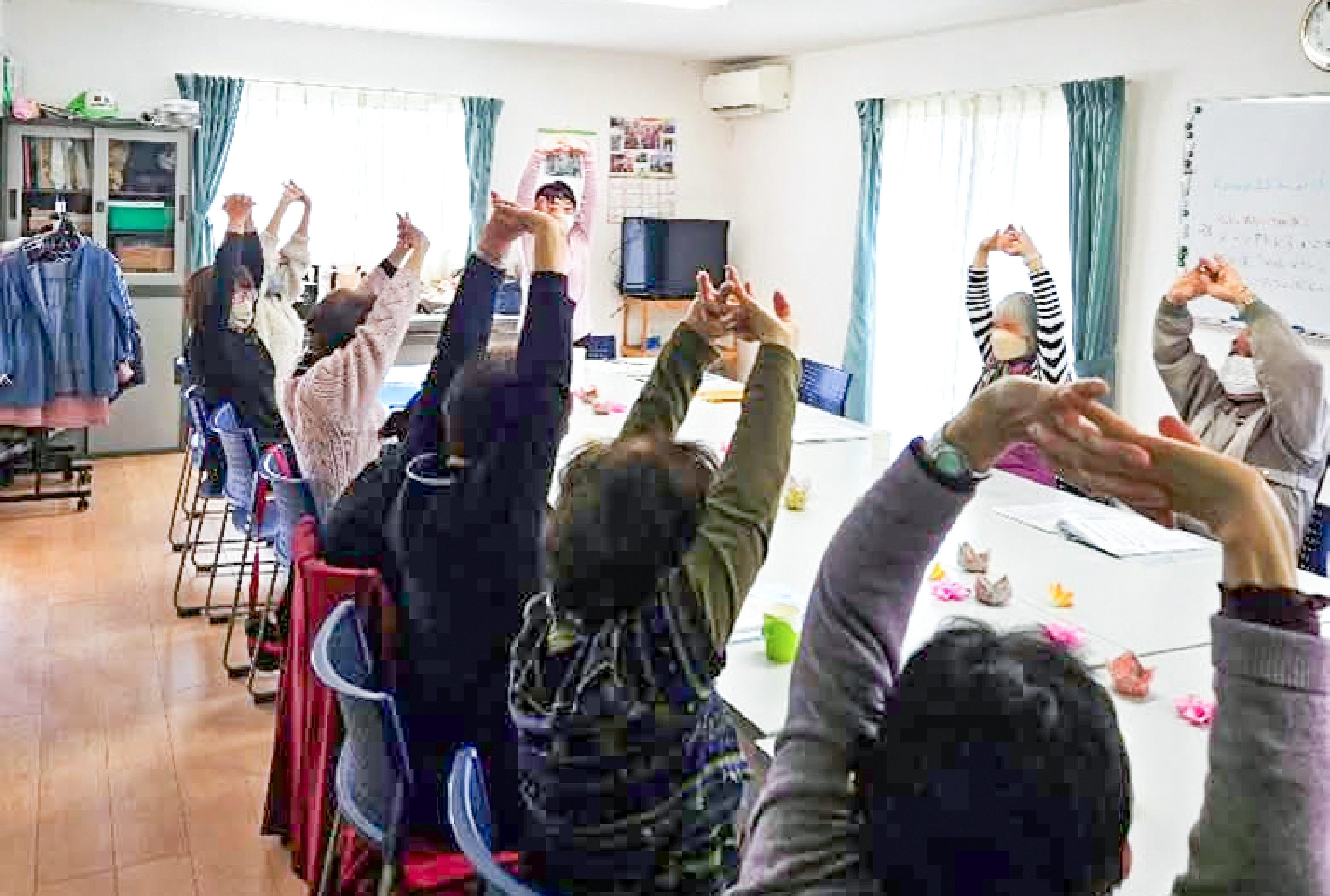 地域の福祉委員が住民と話をしている様子