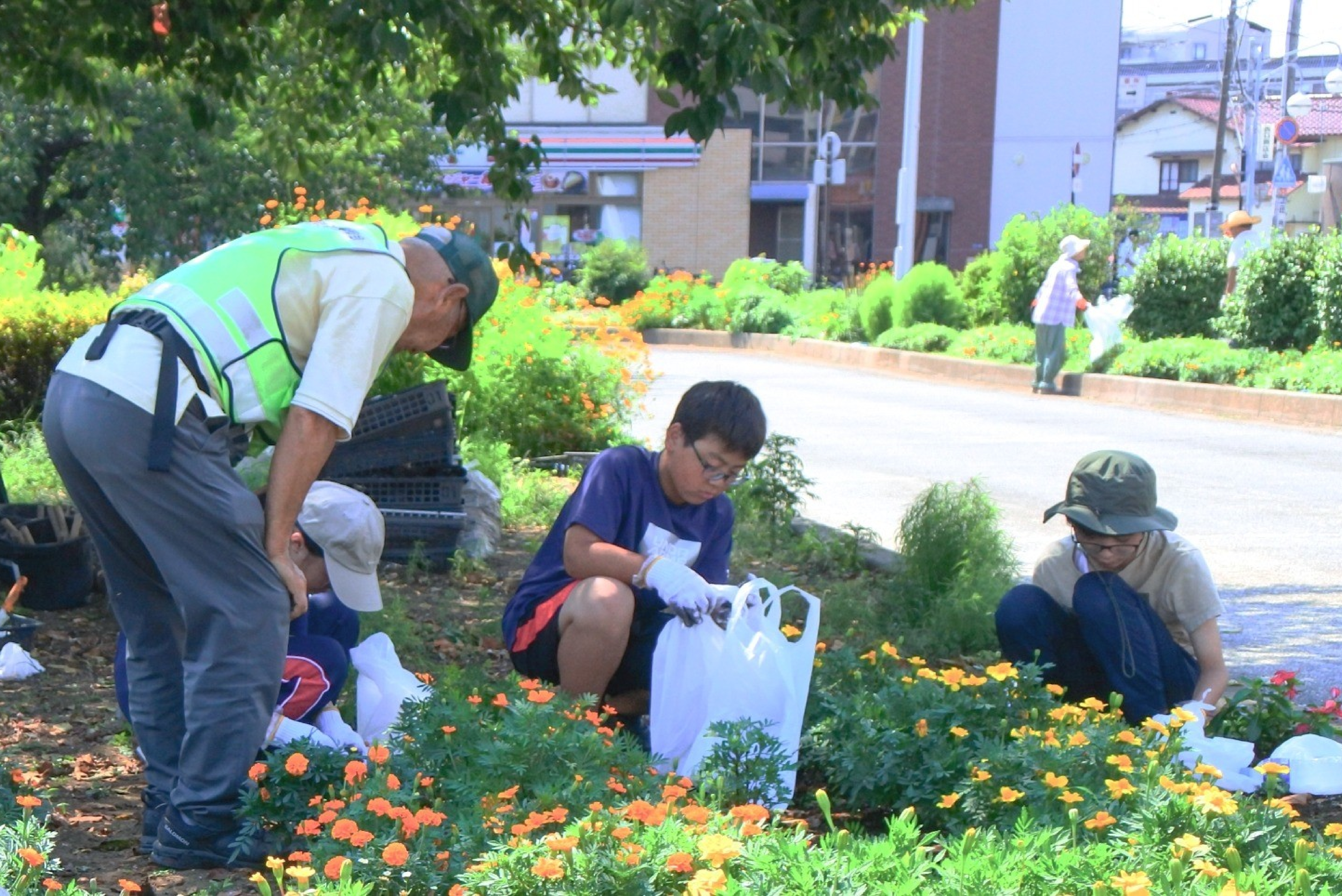 社協会員として地域活動に参加している市民の様子