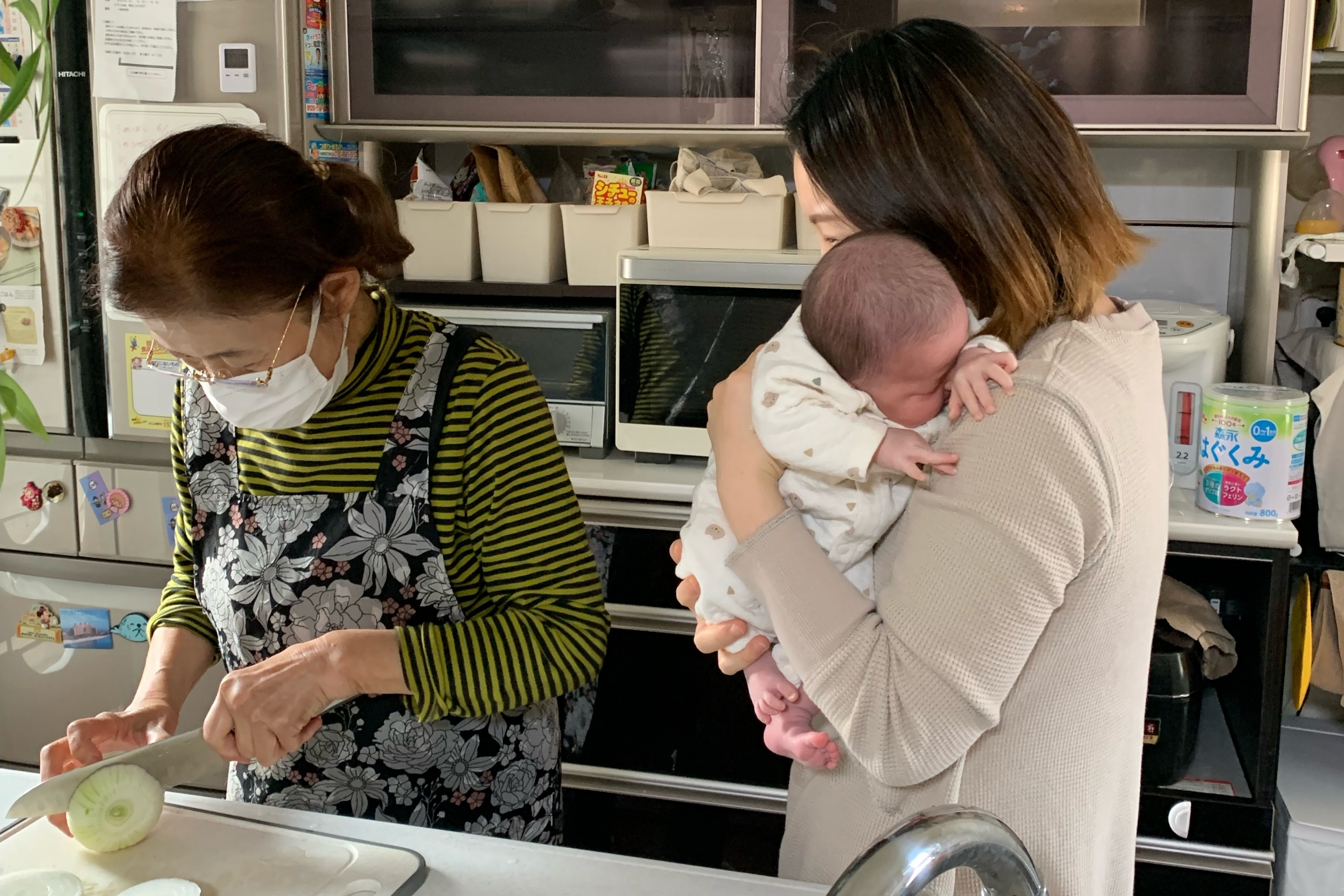 産前産後ヘルパーが子育て家庭を訪問して支援している様子