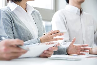 相談職員が市民の相談に丁寧に応じている様子