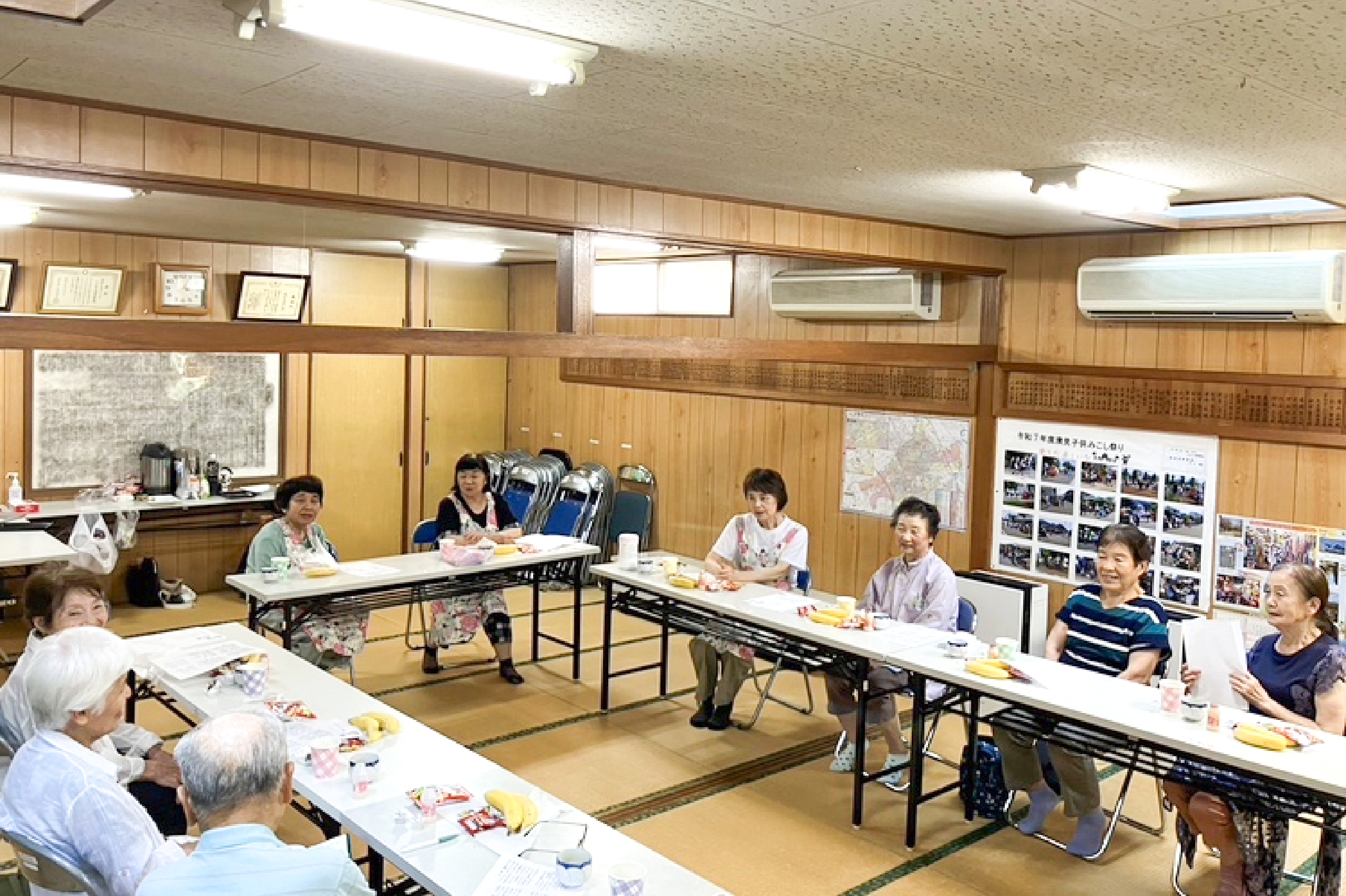 地域のサロンで高齢者が集まっておしゃべりをしている様子