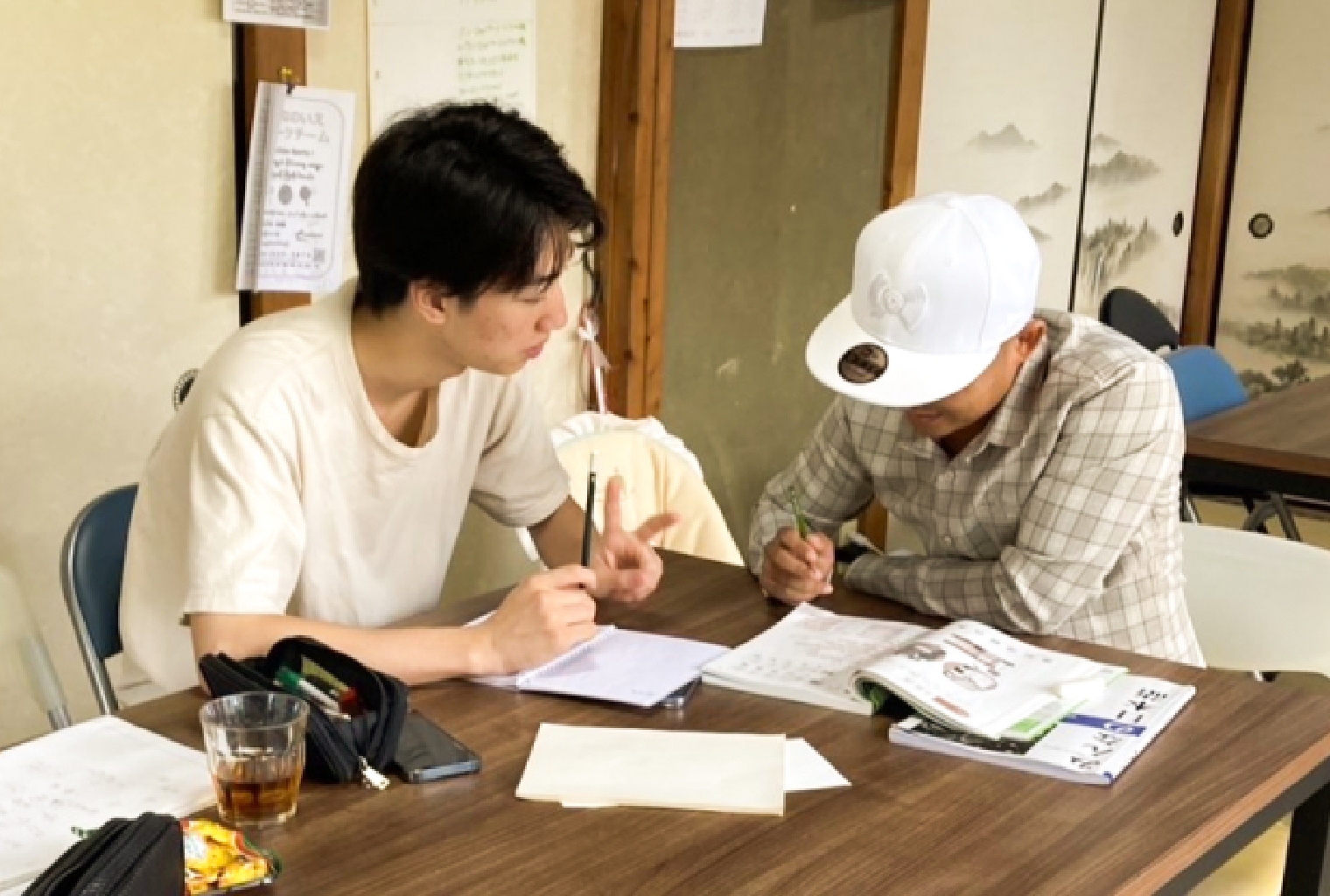 地域の課題について住民が一緒に考えている様子
