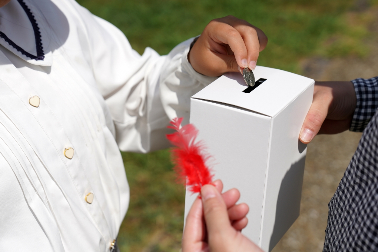 学校で児童・生徒が募金に協力している学校募金の様子