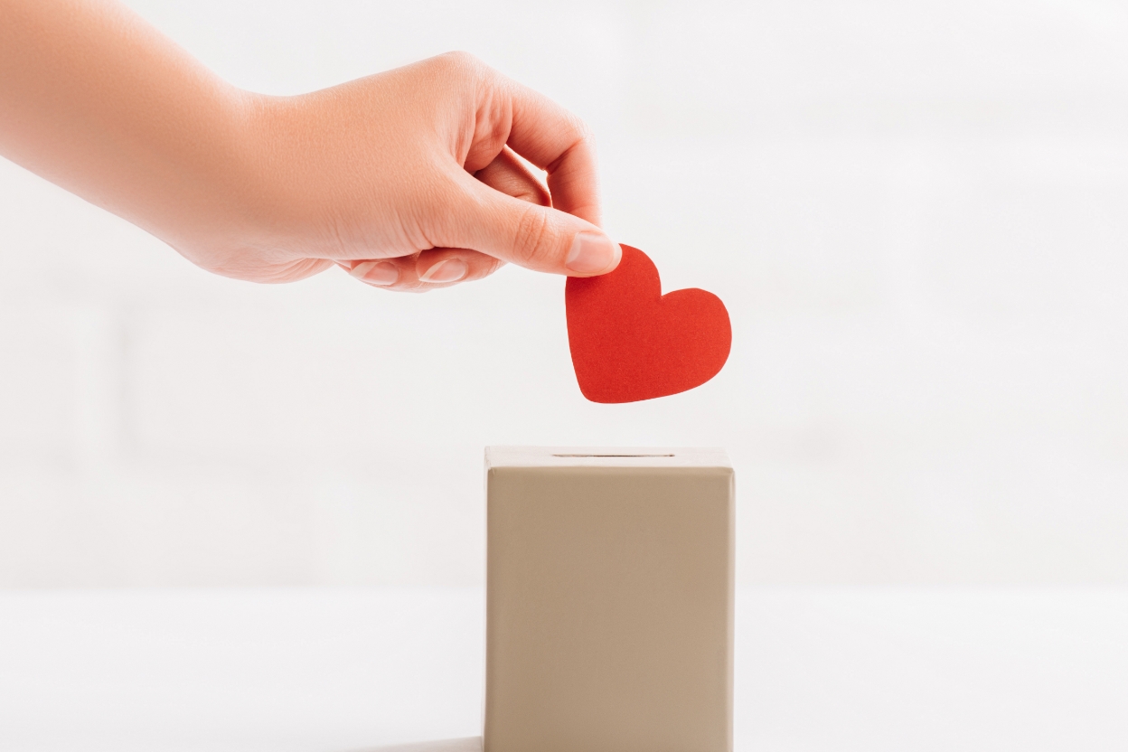 有志者が個人で大口の募金に協力している様子