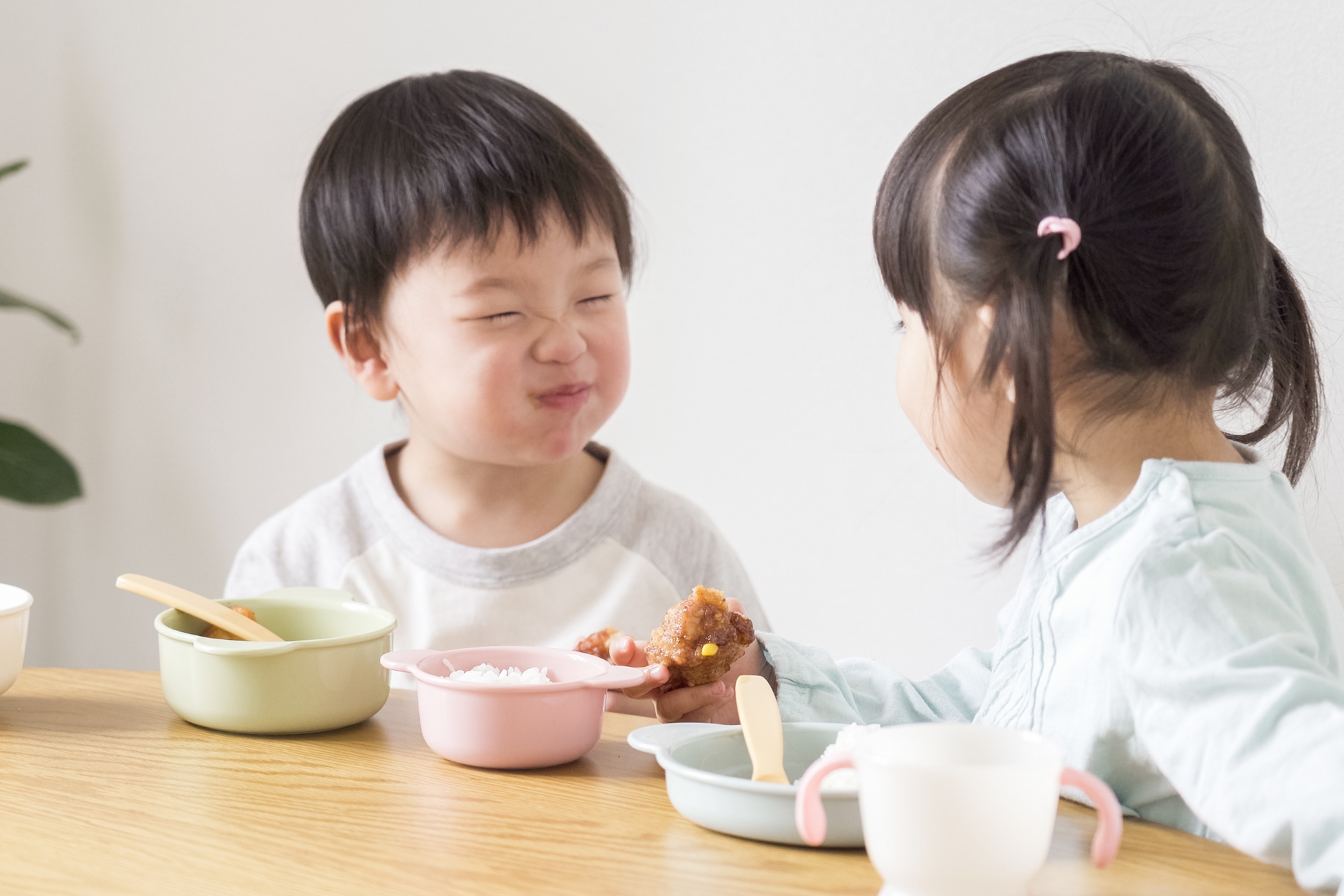 ひとり親家庭等の子どもたちに食品を提供している様子