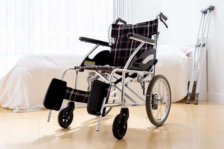 食品や衣類などの物品が寄付として持ち込まれている様子