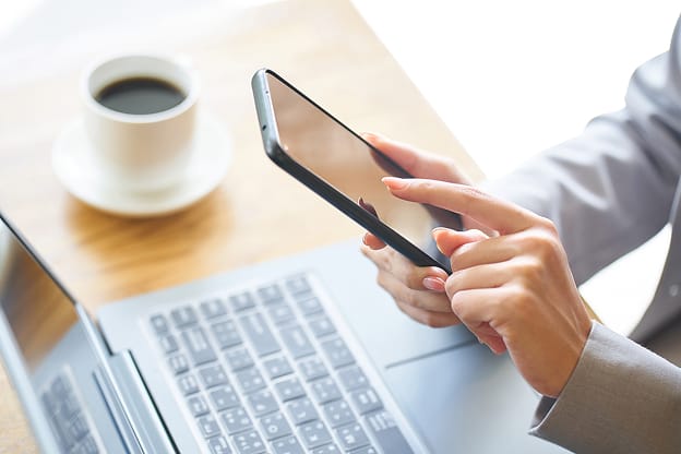 社協だよりやホームページでボランティア情報を発信している様子