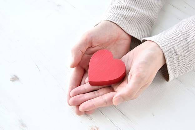 ボランティア活動保険の加入受付をしている様子