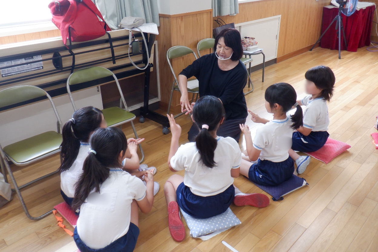 学校での福祉教育や体験学習を支援している様子